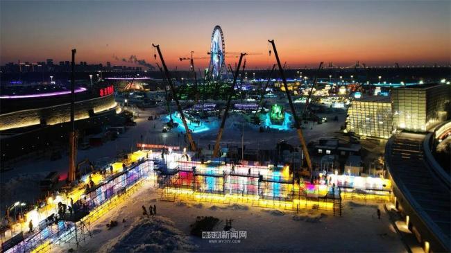 网友建议的冰滑梯成真了 施工正酣！