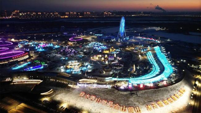 网友建议的冰滑梯成真了 施工正酣！