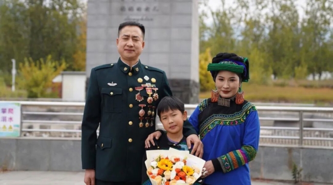 老兵挂满勋章归来向妻子申请回家感动全网