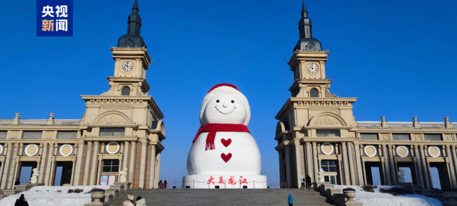 哈爾濱超大雪人居然不是堆的 人工造雪更勝一籌