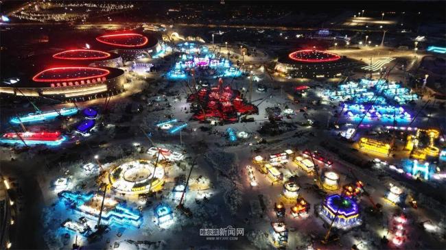 网友建议的冰滑梯成真了 施工正酣！