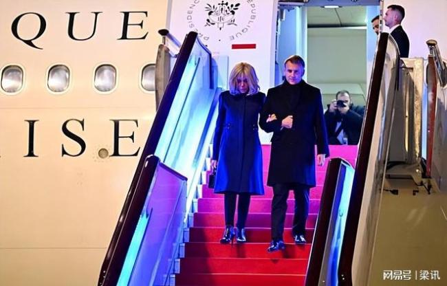 马克龙携夫人抵达成都 布里吉特优雅亮相