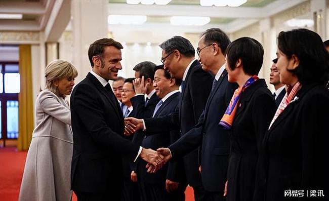 马克龙携夫人抵达成都 布里吉特优雅亮相