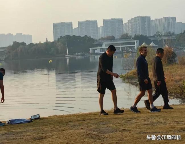 马克龙在成都晨跑 寒冬短裤晨跑震惊网友