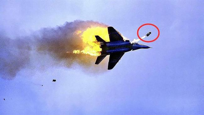 美军一F16战机坠毁 特技飞行队训练事故