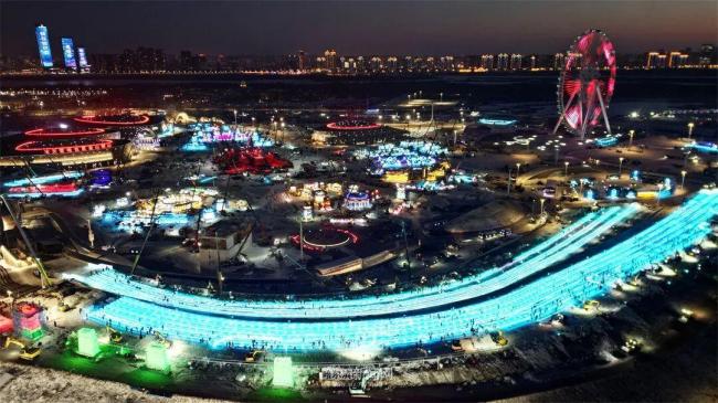 网友建议的冰滑梯成真了 施工正酣！