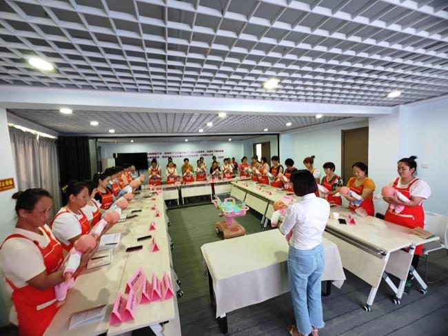 47歲女子成了客戶“搶著要”的月嫂 培訓(xùn)后收入翻倍