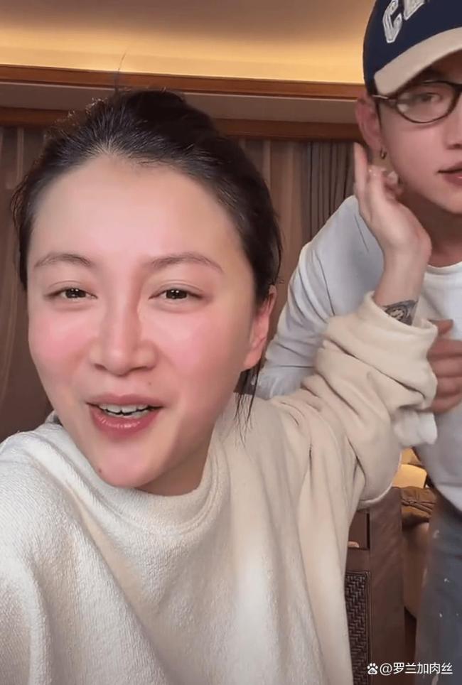 李嘉格男友耳朵都红了 甜蜜互动引关注