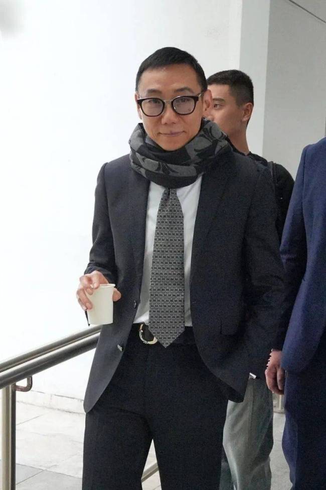 45岁张柏芝现身法庭 涉违约案开审