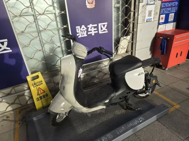 第一批被新国标电动车“逼疯”的人，出现了！ 接送孩子成难题