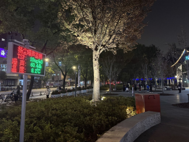 当24小时公园图书馆遇上广场舞 共寻和谐之道