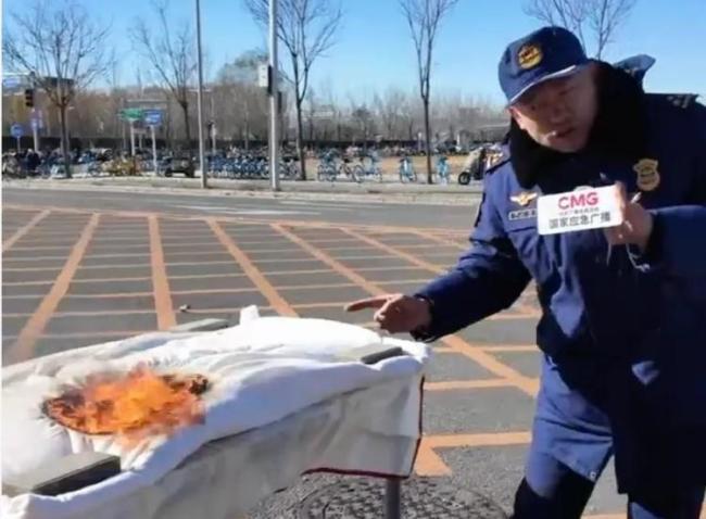 消防实验告诉你高空抛烟头有多危险 小小烟头隐患大