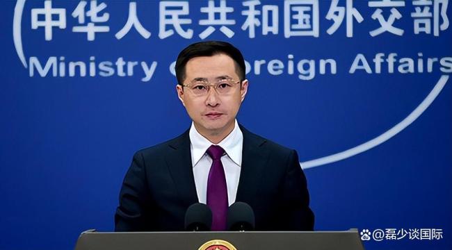 马克龙奔向人群与中国民众互动 深化中法战略合作