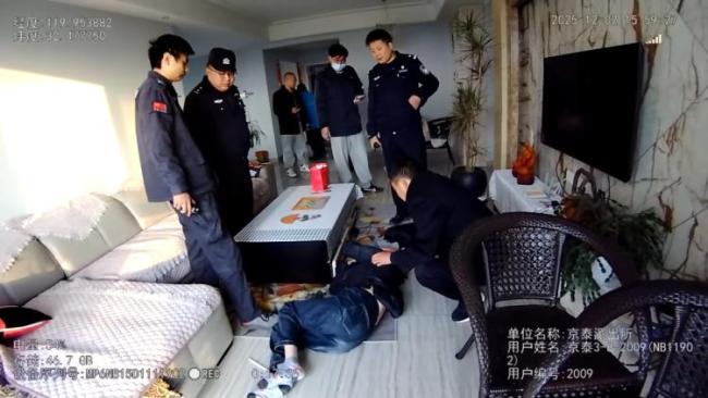 生死13秒 泰州公安高空救回坠楼女子 警民合力救援