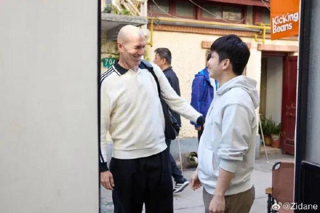 齊達(dá)內(nèi)回應(yīng)樊振東 球技獲贊同框合影