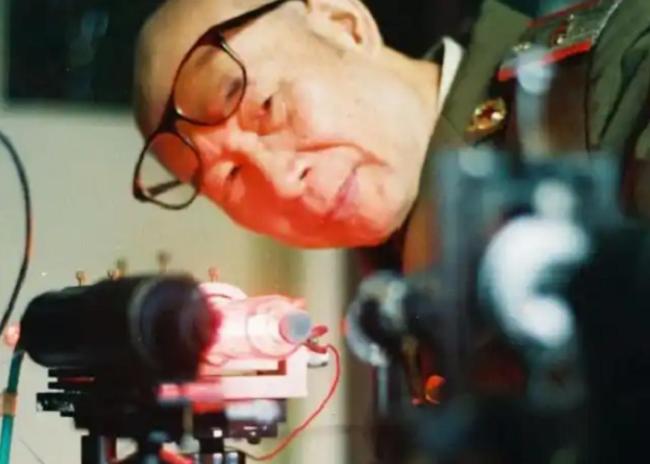 这位穿背心的老人让中国导弹指哪打哪 激光陀螺奠基人