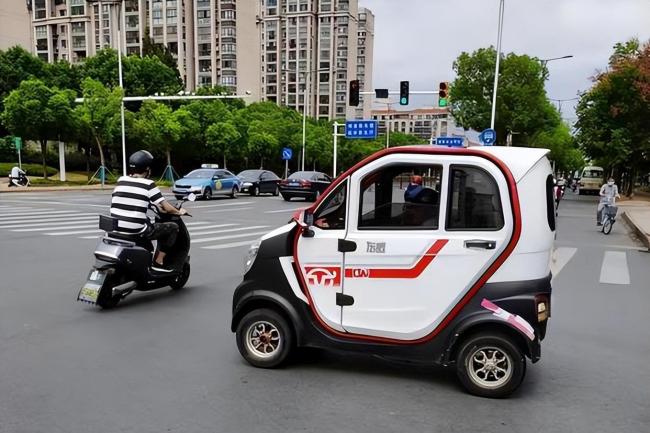 大爺剮蹭后說挪車 結(jié)果開老頭樂跑了 肇事逃逸成新痛點(diǎn)