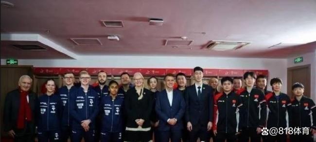 乒乓外交！王楚钦陪法国总统马克龙打球 中法友谊赛添彩