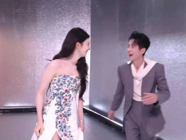 王楚然红毯pose逗笑丞磊 真确互动引爆网络