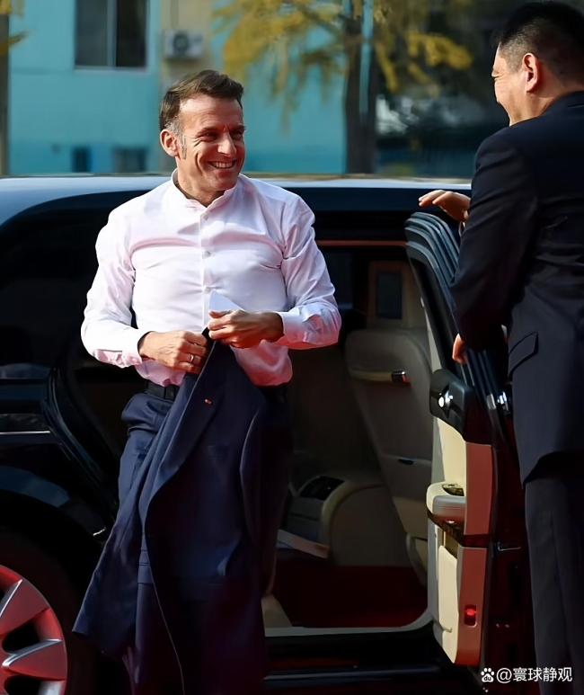 法新社下的马克龙 五星红旗同框引热议