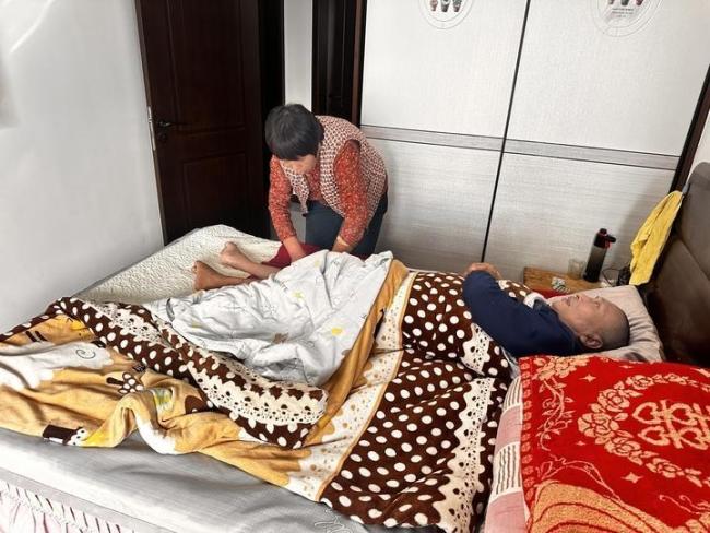 男子照顾脑溢血妻子23年凳子都坐烂