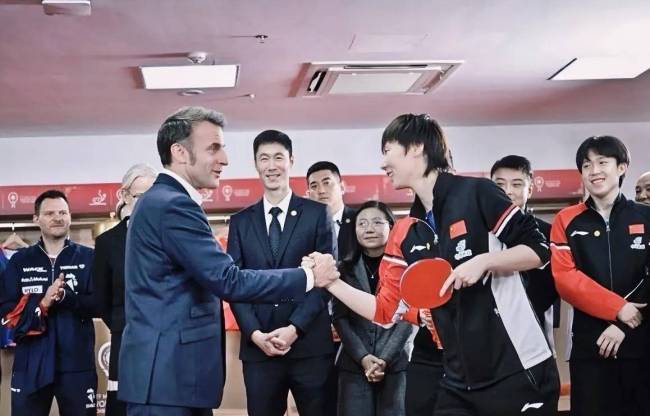 王楚钦和法国总统握手拥抱 乒乓友谊赛成亮点