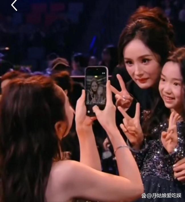 董璇晒小酒窝与白鹿自拍 温馨画面暖人心