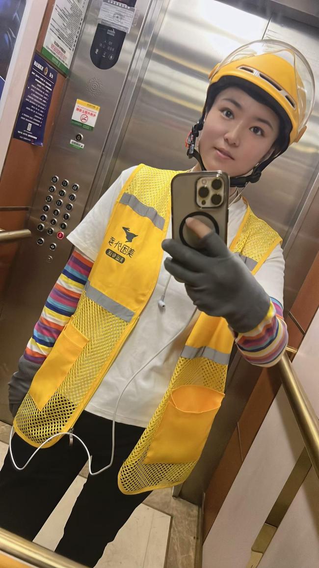 同行遭遇車禍 女騎手暖心相助 現(xiàn)場(chǎng)施救顯真情