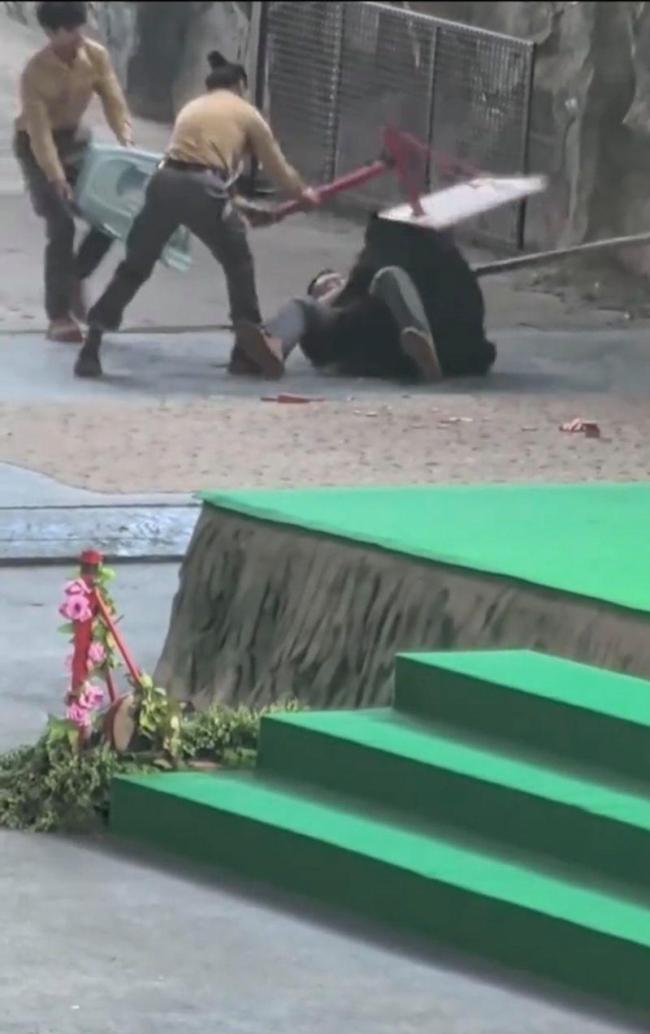 动物园回应黑熊扑倒驯养员