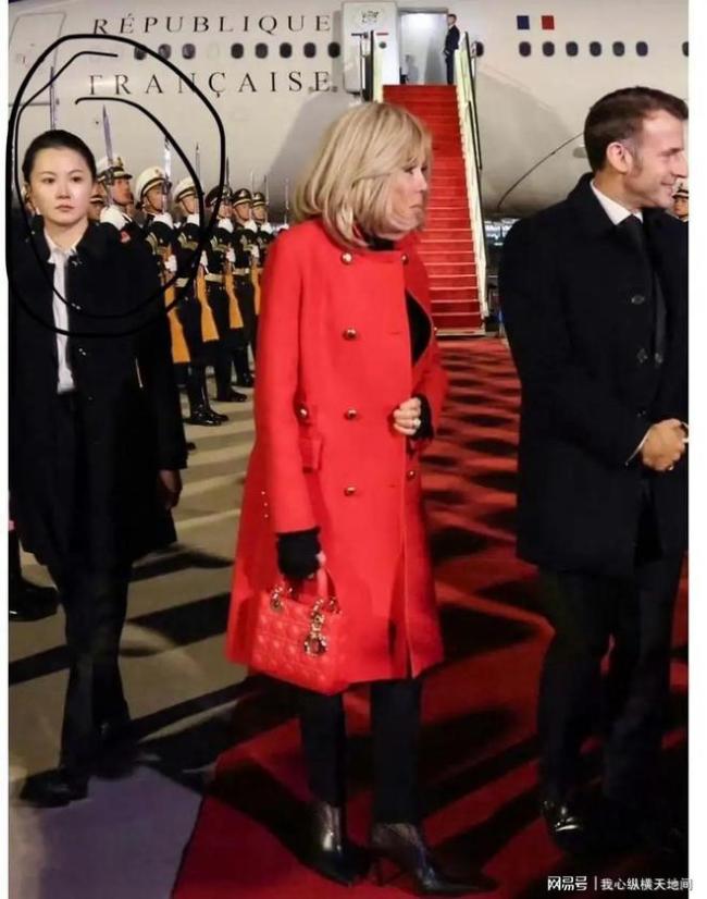中国女保镖贴身保护法国第一夫人 英姿飒爽再引关注