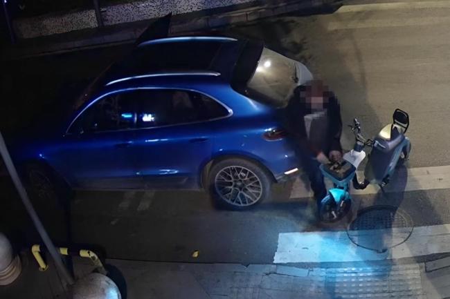 男子開保時捷跑順風(fēng)車 偷190塊電瓶