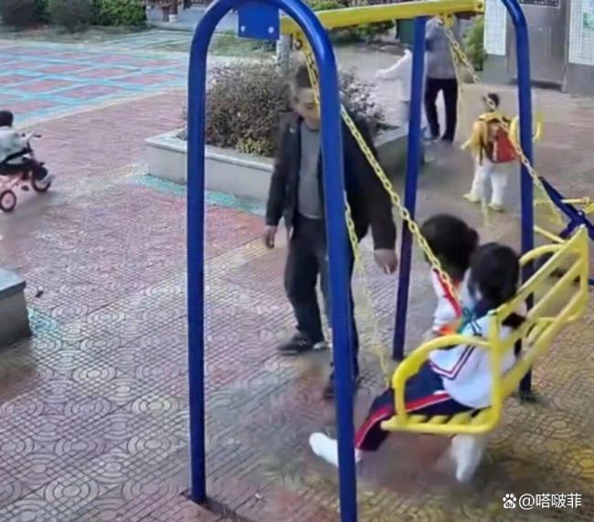 男子靠近摟抱蕩秋千的兩名小女孩 公園內(nèi)驚現(xiàn)不當(dāng)行為