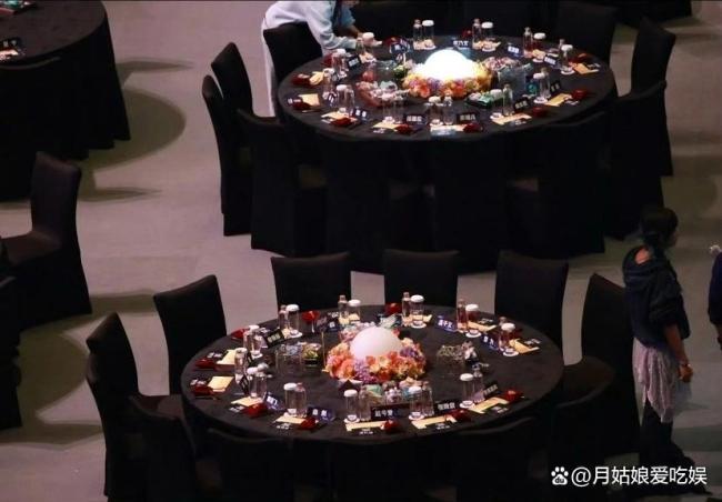 董璇给杨幂和小酒窝拍合照 温馨片刻引爆全场