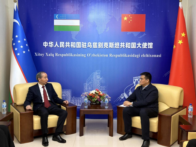 龙宇翔与于骏亲切交流