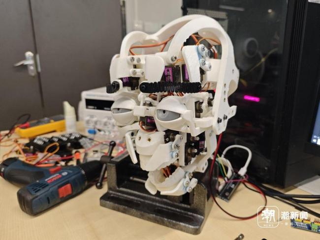 男子在杭州車庫手搓機(jī)器人 工程師慕名學(xué)藝
