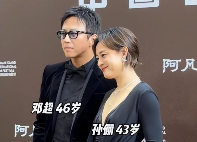 邓超假装“亲一口”逗笑孙俪 恩爱如初撒狗粮