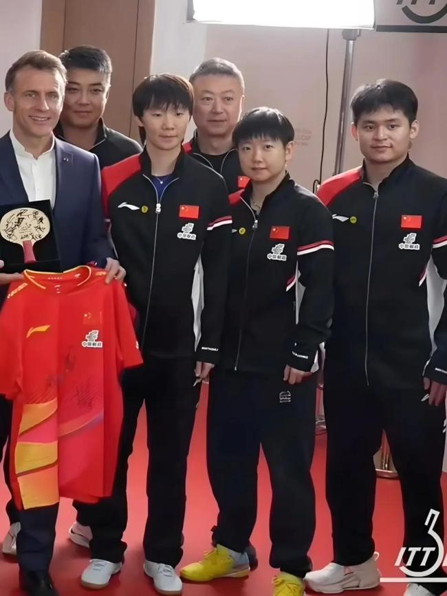 王曼昱得到马克龙的点赞 乒乓酬酢展现自信风韵
