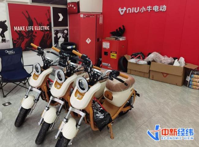 实探电动车门店:去了6家店,只找到1款无车筐、无后座车型 储物与载人功能引热议
