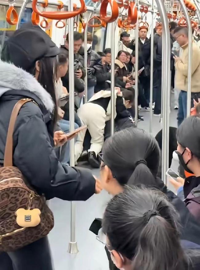 杭州兩名女子地鐵上大打出手 孩子哭喊“媽媽快走”