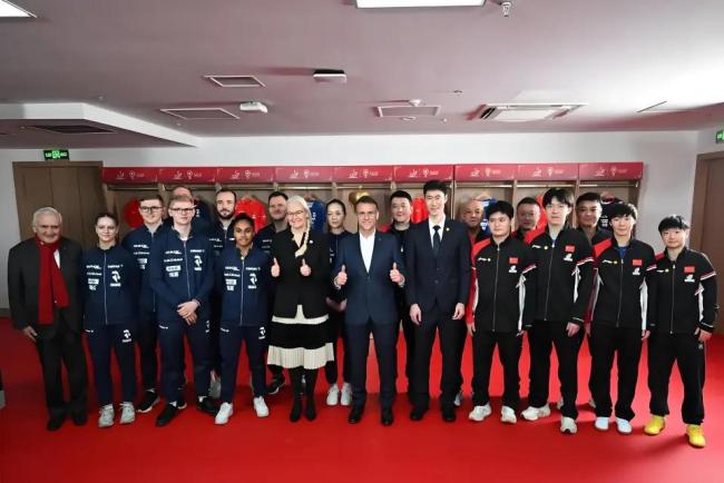 王曼昱得到马克龙的点赞 乒乓酬酢展现自信风韵