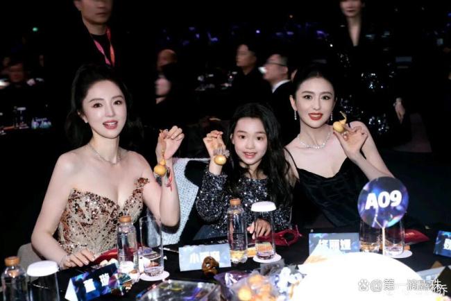 杨幂搂着董璇男儿小酒窝拍合照 内娱追星天花板