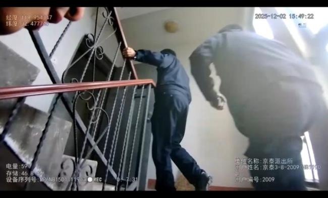 民警輔警13秒救泰州墜樓女子 生死瞬間顯身手