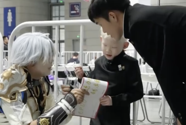 5歲白化病男孩在漫展收獲溫暖