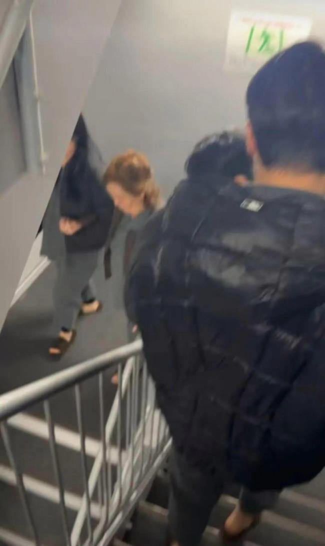 在日中國游客:連滾帶爬躲到衛(wèi)生間