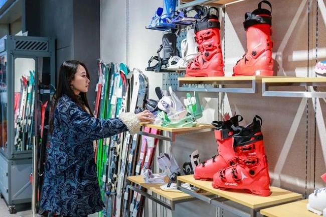 拼“殘票”，找學(xué)生優(yōu)惠，“窮滑”的年輕人，把中產(chǎn)滑雪拉下神壇 省錢滑雪成新潮流