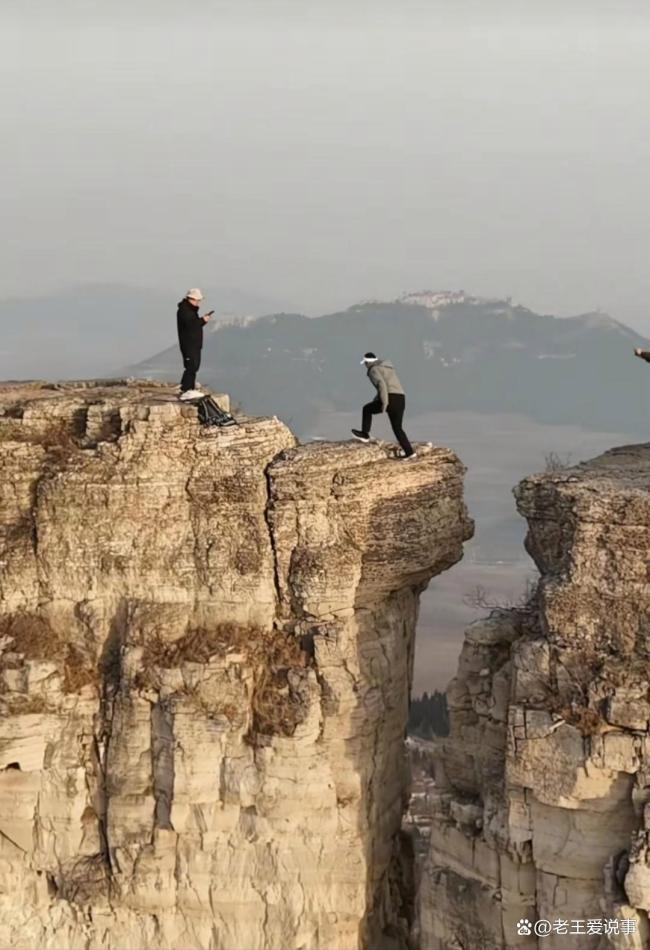 山東濰坊多名男子跳過近3米遠(yuǎn)高崖 勇氣與風(fēng)險(xiǎn)并存