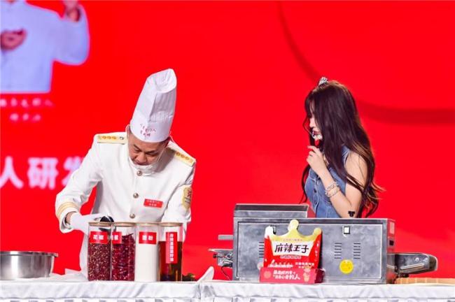 小伙2分鐘吃73根辣條贏7300元 全國(guó)“麻辣王”誕生