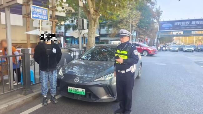 貴陽民警查獲一輛“違法王” 脫審一年還敢上路？