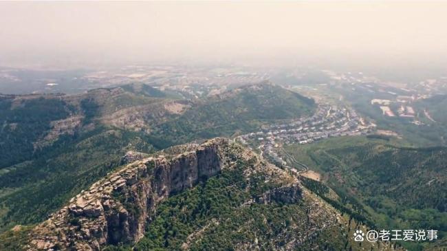 山東濰坊多名男子跳過近3米遠(yuǎn)高崖 勇氣與風(fēng)險(xiǎn)并存