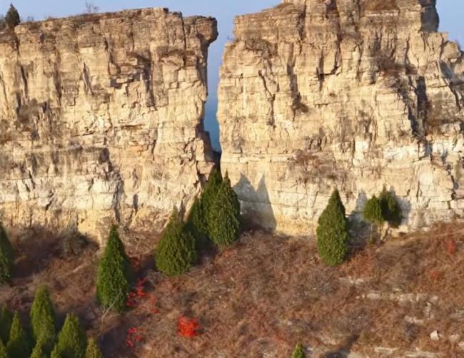 多人在高崖間隙橫跳 裂縫近3米 野山游玩隱患引關(guān)注